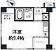 間取り：約9.4帖の洋室を備えた1Kの間取りで、ハンガーパイプ付きのクローゼットやバルコニーのほか、IH調理器を備えたキッチン、洗濯機置場、バス・トイレ・洗面が一体となったユニットバスが配置されています。