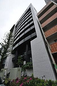 外観:グレー系の外壁タイルと黒色のバルコニーパネルがスタイリッシュな外観デザインの建物で、敷地の手前には花や緑などの植栽が整えられています。 外観:グレー系の外壁タイルと黒色のバルコニーパネルがスタイリッシュな外観デザインの建物で、敷地の手前には花や緑などの植栽が整えられています。