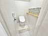 トイレ：白を基調とした清潔感のあるトイレには、すっきりとした印象のタンクレストイレを採用しており、側面の壁面にはモザイクタイルと木目調のカウンター棚が設置されております。