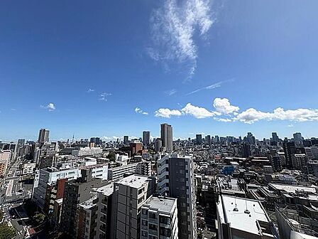 高い位置から周辺の街並みや遠方に立ち並ぶビル群まで広範囲を見渡すことができ、周囲の建物との距離があるため視界を大きく遮る構造物の少ない開けた景色をご確認いただけます。