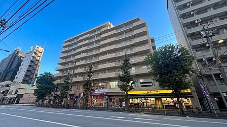 1階部分に店舗が入ったタイル調の外観デザインが特徴的なマンションで、前面道路に面して各階にバルコニーが設けられており、上層階にかけて規則的に配置された整然とした造りになっています。