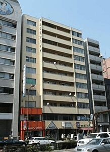 外観:ベージュを基調とした落ち着いた色合いの外観で、1階部分には複数の店舗が併設されており、各階にバルコニーや大きな窓が規則的に配置されたデザインとなっています。 外観:ベージュを基調とした落ち着いた色合いの外観で、1階部分には複数の店舗が併設されており、各階にバルコニーや大きな窓が規則的に配置されたデザインとなっています。