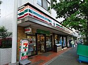 セブンイレブン新宿若松町店 132m