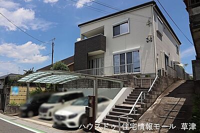 外観：【琵琶湖・瀬田川花火大会がバルコニーから鑑賞できます！】並列駐車3台可　プライベート空間の裏庭あり