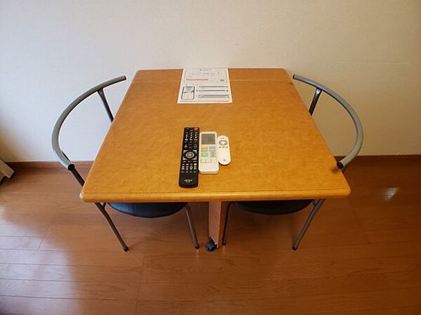 画像17:部屋を広々使える　折り畳み式テーブル