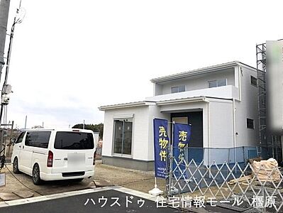 外観：【ハウスドゥ施工物件】南側に駐車スペースを配置。光がたっぷり降りそそぎます。（2025年1月16日撮影）