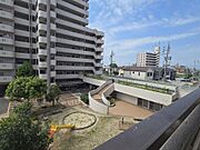 R棟とL棟の間に広場があります。