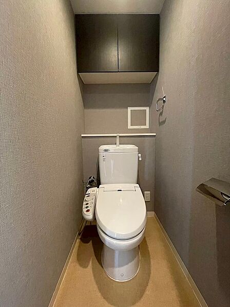 ■トイレ(温水洗浄便座・収納あり)落ち着いた色合いの内装で、リラックスできる空間です。
