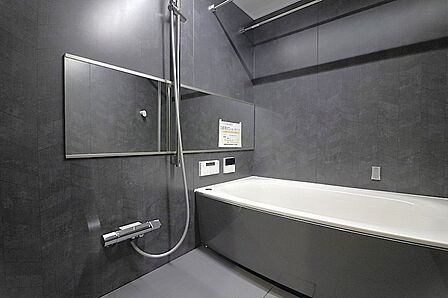新調された浴室は、浴室乾燥機付き。雨の日の洗濯物干しや、入浴後の換気にも便利です。