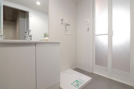 清潔感のある洗面室。毎日の洗濯や身支度をスムーズにします。