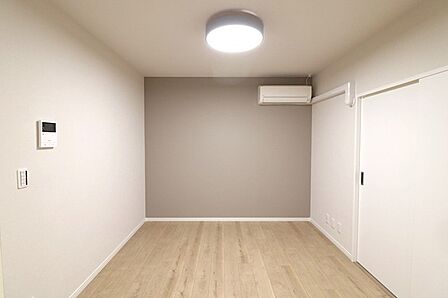 エアコン1台とレースカーテンが付いており、入居時の準備負担を軽減できます。設備保証も付いているため、新設設備も安心です。