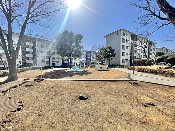 緑溢れる敷地内