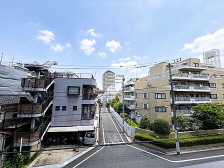 前面道路につき遮るものがなく開放感。豊かな日当たりと爽やかな風を感じるロケーション。