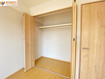 【洋室2 クローゼット】◆ご家族の思い出も大切にしまっておけるたっぷり収納◆全居室に収納スペースがございます!◆住空間がスッキリして快適に暮らせそうですね♪