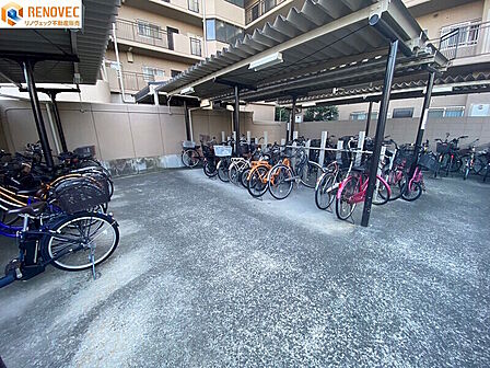 【自転車置場】◆きちんと整列され管理が行き届いた駐輪場◆屋根があるので雨から自転車を守ります◆通学・通勤に便利な駐輪場です◆ルールを守ってキレイに駐輪しましょう