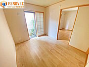 【1階　洋室】◆約5．3帖の洋室です◆リビングつながりのお部屋ですので、扉を開放してリビングの延長として使えます♪◆大きな窓からたっぷりの陽光と風が舞い込むお部屋です