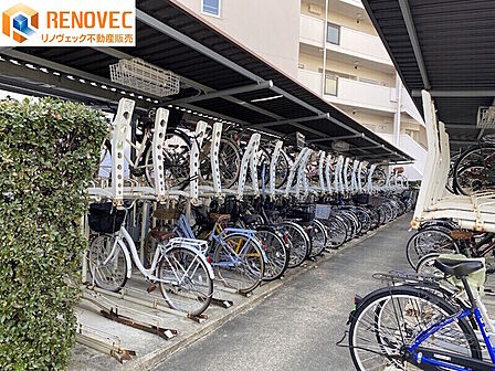 【自転車置場】◆きちんと整列され管理が行き届いた駐輪場◆屋根があるので雨から自転車を守ります◆通学・通勤に便利な駐輪場です◆ルールを守ってキレイに駐輪しましょう