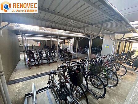 【自転車置場】◆きちんと整列され管理が行き届いた駐輪場◆屋根があるので雨から自転車を守ります◆通学・通勤に便利な駐輪場です◆ルールを守ってキレイに駐輪しましょう