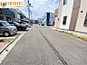 外観：【前面道路含む現地写真】◆駐車が苦手な方にも嬉しい幅員6ｍ以上の道路に面した住まい◆空室につき、ゆっくりご内覧いただけます♪