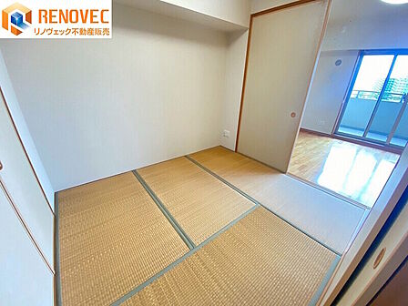 【和室】◆約4.5帖の和室です◆すぐに横になれる和室は、みんながほっと一息つける空間◆リビングに面した和室は重宝します◆ほっこりできる和室でくつろぐひととき