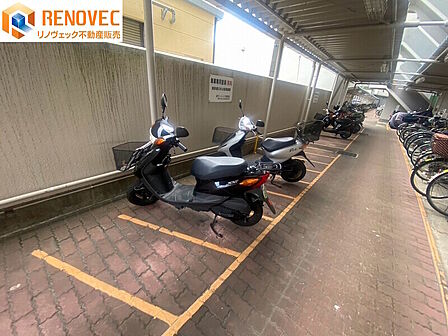【バイク置場】◆敷地内にバイク置き場を確保。大切な愛車を身近に保管でき、通勤や買い物はもちろん、休日のツーリングも気軽に楽しめる快適な住環境です。