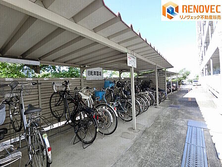 【自転車置場】◆きちんと整列され管理が行き届いた駐輪場◆屋根があるので雨から自転車を守ります◆通学・通勤に便利な駐輪場です◆ルールを守ってキレイに駐輪しましょう