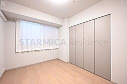 様々なインテリアが馴染むナチュラルなお部屋。採光のとれる、明るく用途多様なお部屋です。