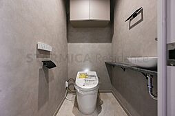 落ち着きのあるホテルライクなトイレ空間。内手洗いがあるので、朝の忙しい時間帯などにも嬉しい設備です。