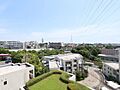 前面には遮る建...