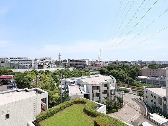 前面には遮る建...