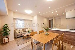 床暖房を採用した明るいLDKは家族が自然と集まる寛ぎの場に。※家具等はCGによるインテリアイメージです。家具の設置サイズを保証するものではなく、TV配線には配慮しておりません。