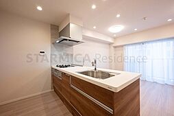 リビングダイニングを見渡せる対面キッチンはコミュニケーションがとりやすいオープンな空間です。