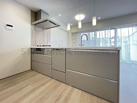 リビングダイニングを見渡せる対面キッチンはコミュニケーションがとりやすいオープンな空間です。