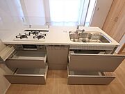 スライドタイプの収納は調理器具もたっぷり入ります