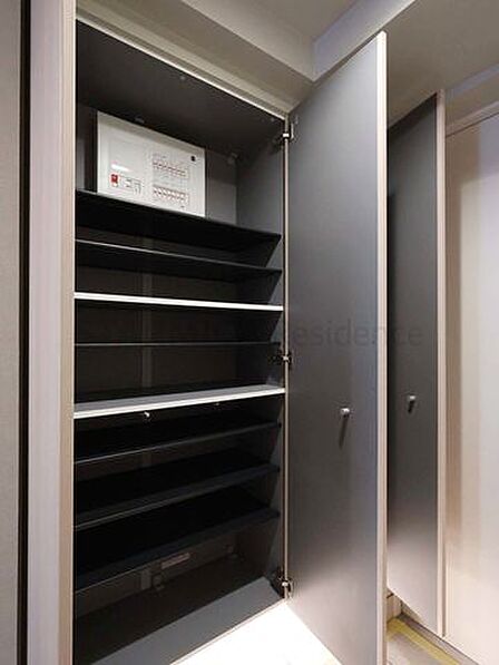 可動式の棚なのでサイズ変更も自由自在の下足入れ