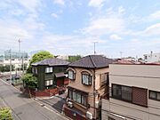 周辺の街並みと青空が映る、穏やかで気持ちの良い眺望です。
