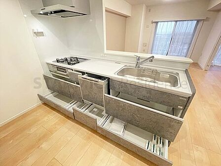 スライドタイプの収納は調理器具もたっぷり入ります。