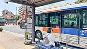岡沢町（バス停） 170m