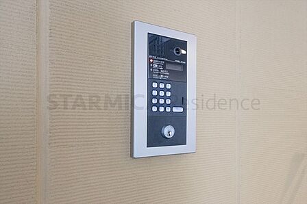 オートロックシステム完備で安心のセキュリティ。