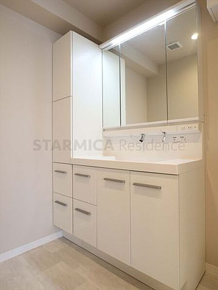 収納力と実用性を兼ね備えた三面鏡付き洗面台