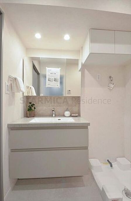 収納力と実用性を兼ね備えた三面鏡付き洗面台