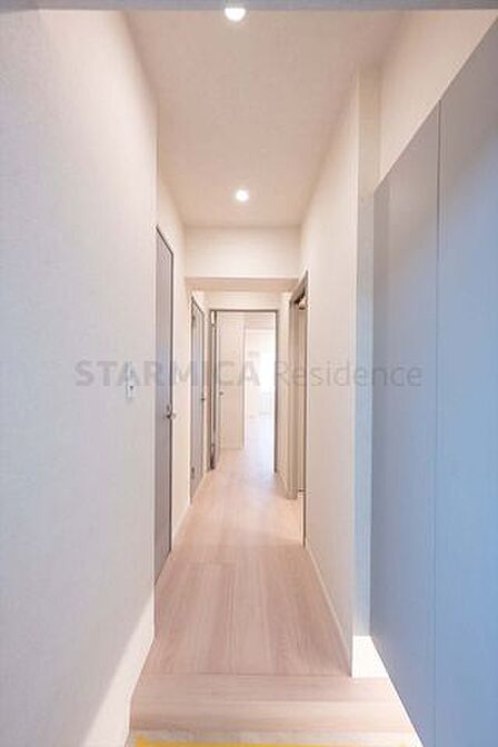 廊下は間接照明がやさしく照らす、ゆったりとした空間にしあげました