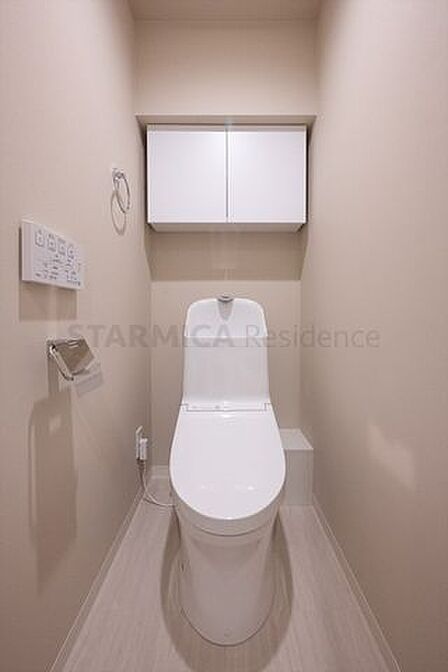 パワー脱臭機能などを備えた温水洗浄便座付きトイレ