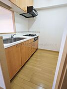 リビングダイニングを見渡せる対面キッチンはコミュニケーションがとりやすいオープンな空間です。