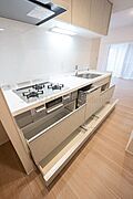 片付けにくいキッチン周りも豊富な収納でスッキリ空間に