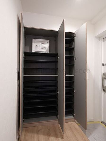 サンダルからブーツまで収納力豊かなシューズボックス