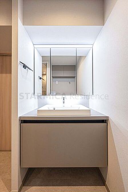 収納力と実用性を兼ね備えた三面鏡付き洗面台