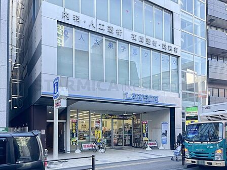 ローソン大泉学園駅前店 51m