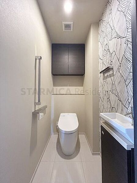 落ち着きのある洗練されたデザインのトイレ空間。内手洗いがあるので、朝の忙しい時間帯などにも嬉しい設備です。