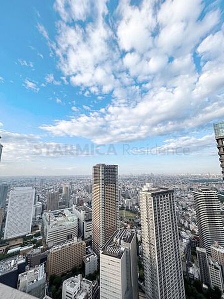 遮るものが視界になく、広々とした青空と階下の街並みを一望できます。